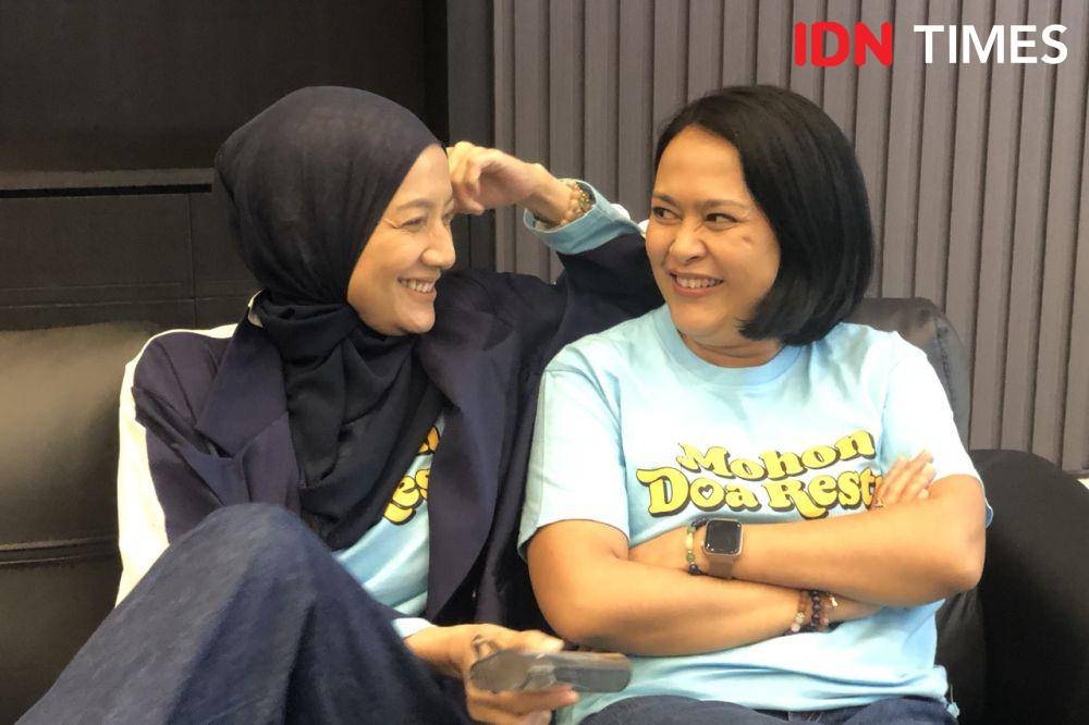 Sarah Sechan dan Cut Mini pada Kamis (26/10/2023) (IDN Times/Elizabeth Chiquita)