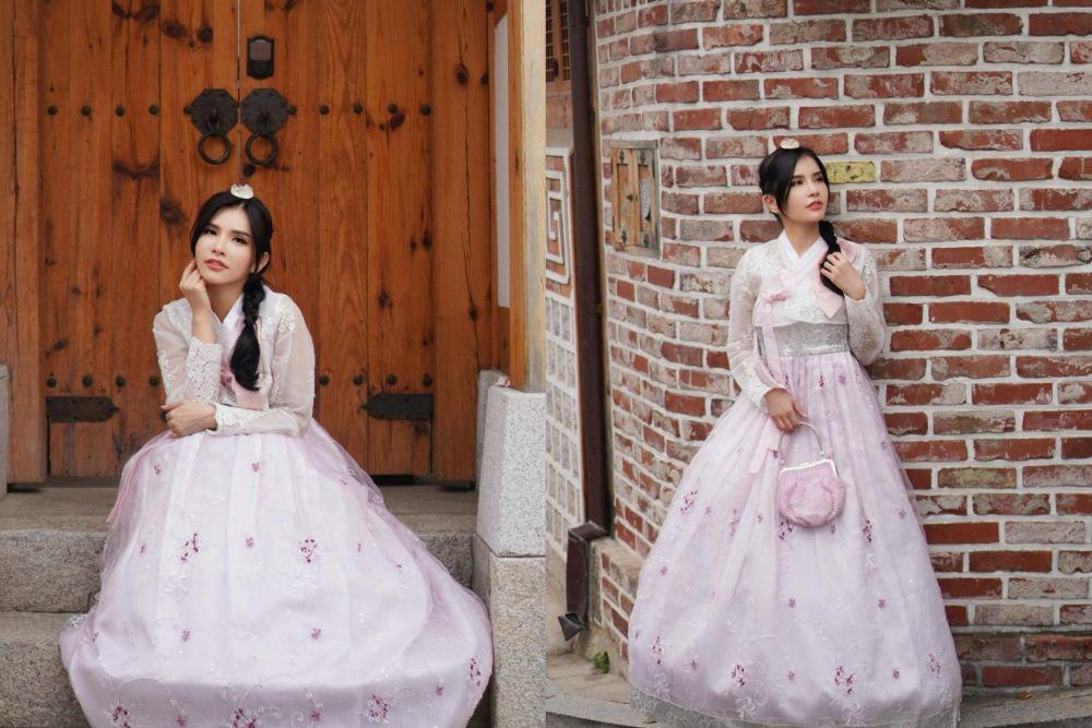 7 Potret Maria Vania Pakai Hanbok di Bukchon Hanok Village, Anggun!