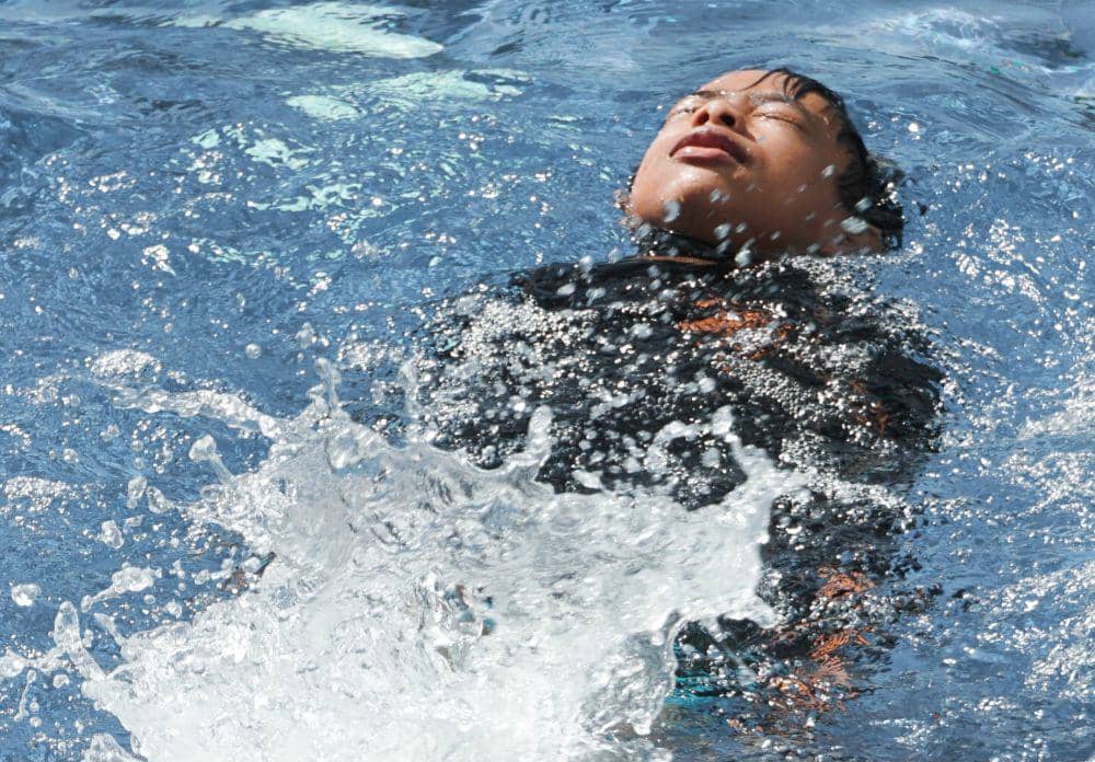ilustrasi berenang (unsplash.com/@theshoenazi)