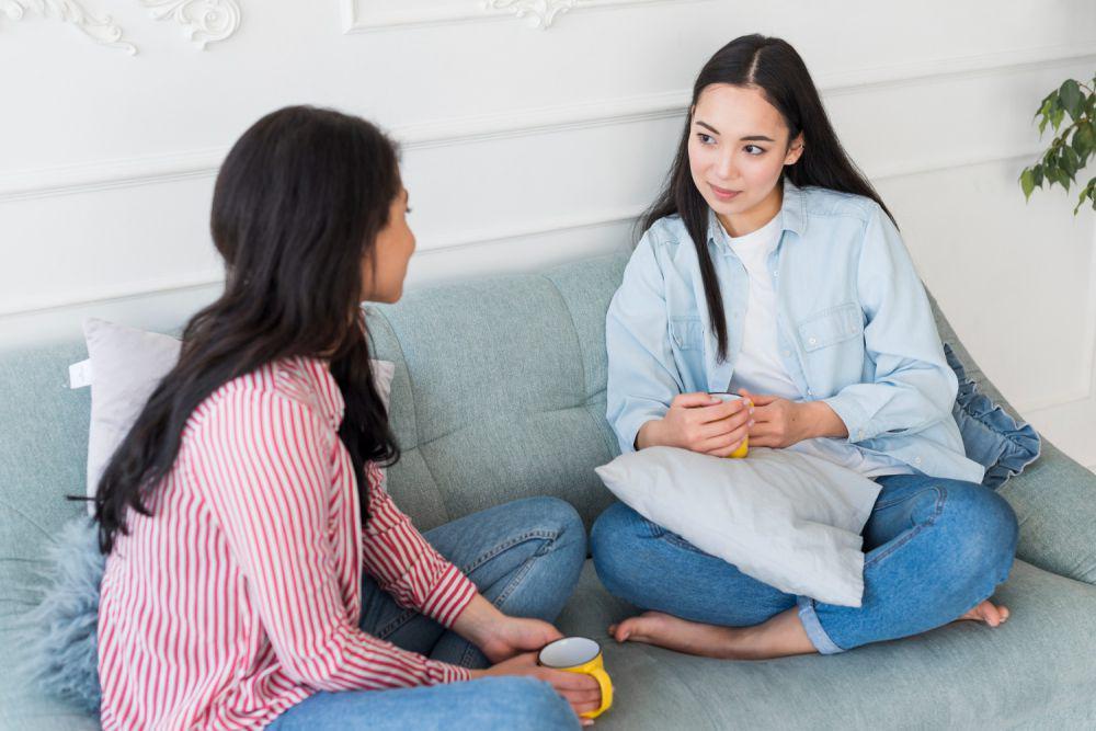 6 Alasan Anak Remaja Lebih Suka Curhat ke Teman, Nyaman!