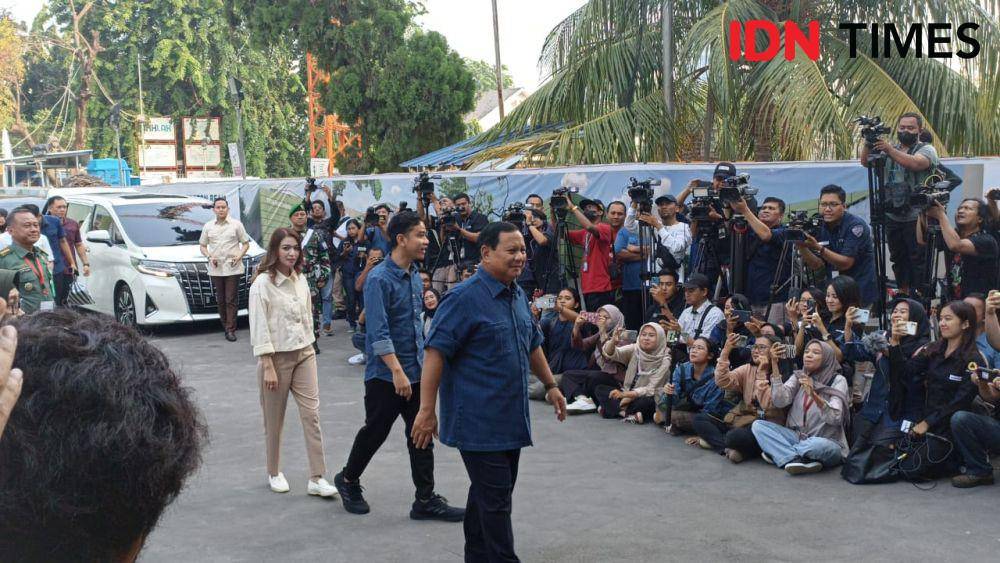 Prabowo dan Gibran tiba di RSPAD Gatot Soebroto untuk jalani tes kesehatan, Kamis (26/10/2023). (IDN Times/Yosafat Diva Bayu Wisesa)