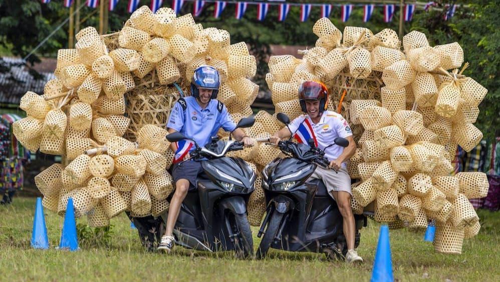 Bikin Ngakak, Marc Marquez Balapan Lawan Adiknya Naik Honda Vario