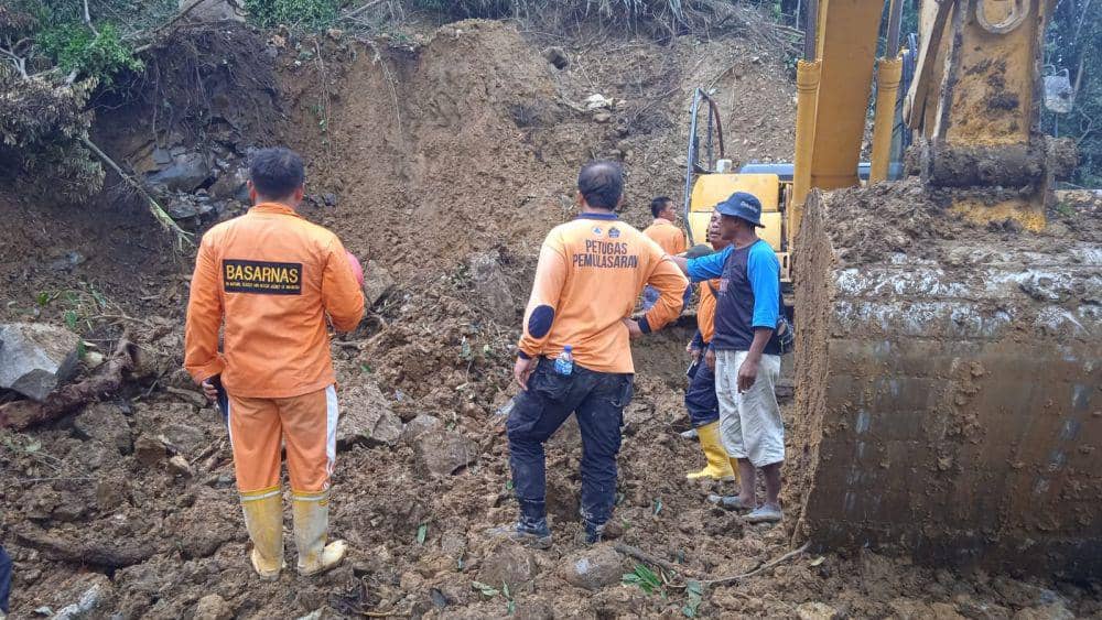 Tim SAR menghentikan pencarian 2 warga yang tertimbun longsor di bukit Simarpolah, Nagori (Desa) Durian Banggal, Kecamatan Raya Kahean, Kabupaten Simalungun, Sumatra Utara dihentikan, Kamis (26/10/2023). (Dok Kantor SAR Medan)