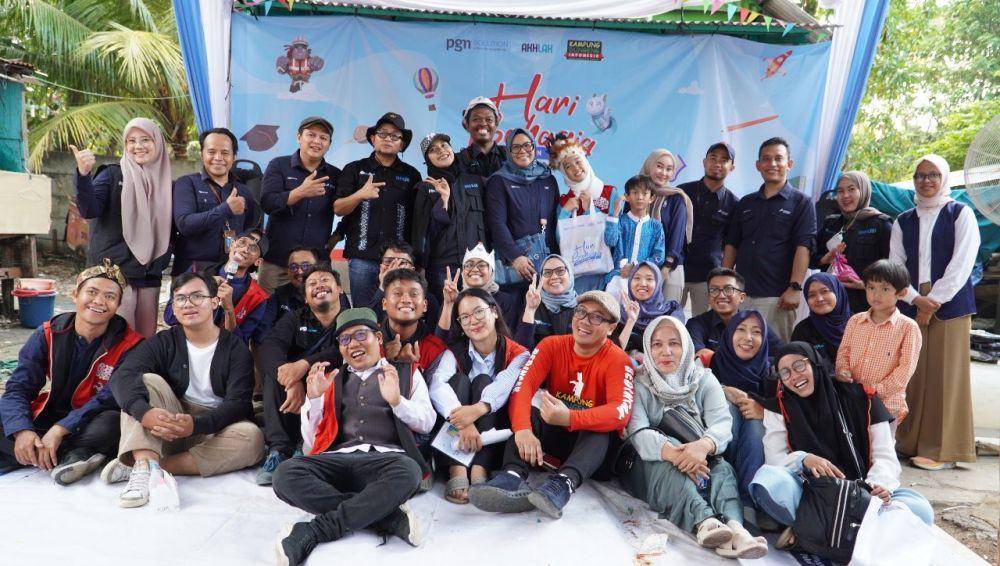 PT PGAS Solution (PGN Solution) bersama Kampung Dongeng melakukan kegiatan Corporate Social Responsibility (CSR) dan pengenalan budaya AKHLAK untuk momen berharga bagi anak-anak yang tinggal di Kampung Pemulung dengan menghadirkan berbagai beragam kegiatan pada 26 Oktober 2023. (Dok. PGN)