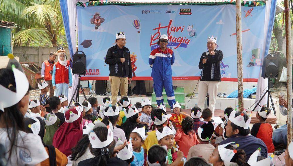 PT PGAS Solution (PGN Solution) bersama Kampung Dongeng melakukan kegiatan Corporate Social Responsibility (CSR) dan pengenalan budaya AKHLAK untuk momen berharga bagi anak-anak yang tinggal di Kampung Pemulung dengan menghadirkan berbagai beragam kegiatan pada 26 Oktober 2023. (Dok. PGN)
