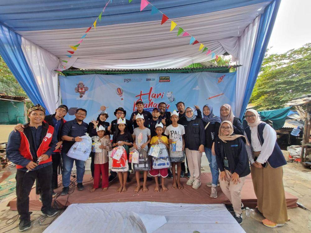 PT PGAS Solution (PGN Solution) bersama Kampung Dongeng melakukan kegiatan Corporate Social Responsibility (CSR) dan pengenalan budaya AKHLAK untuk momen berharga bagi anak-anak yang tinggal di Kampung Pemulung dengan menghadirkan berbagai beragam kegiatan pada 26 Oktober 2023. (Dok. PGN)