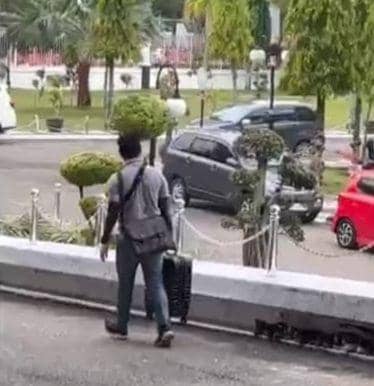 Salah seorang tim KPK membawa satu koper usai gelar perkara tertutup di Kantor Gubernur Riau (IDN Times/ Fanny Rizano)