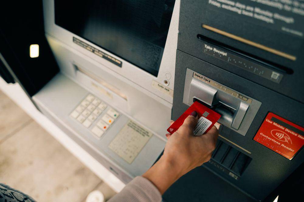 Bertransaksi di ATM (123rf.com/ibrester)