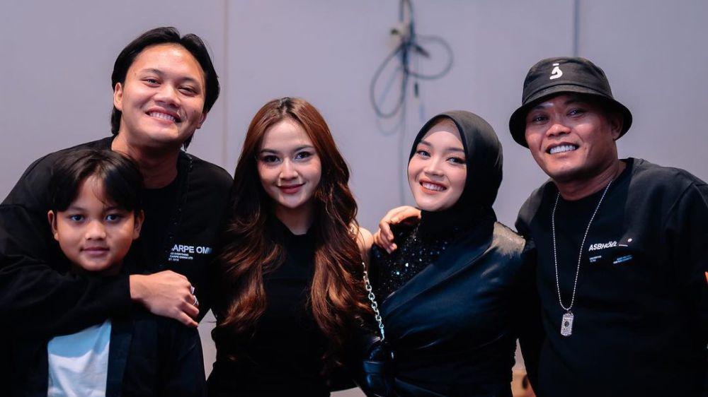 8 Potret Putri Delina di Gala Premiere Film Wakaf, Didukung Keluarga!