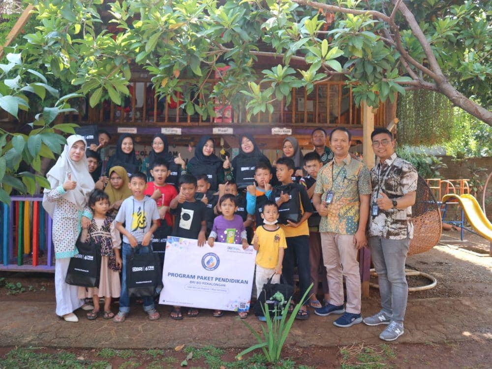 BRI Pekalongan bersama YBM BRILian menyerahkan bantuan paket pendidikan kepada  Yayasan Alamus Syaukah Kabupaten Pekalongan dan MI Salafiyah 1 Kauman Kota Pekalongan. (dok. BRI)