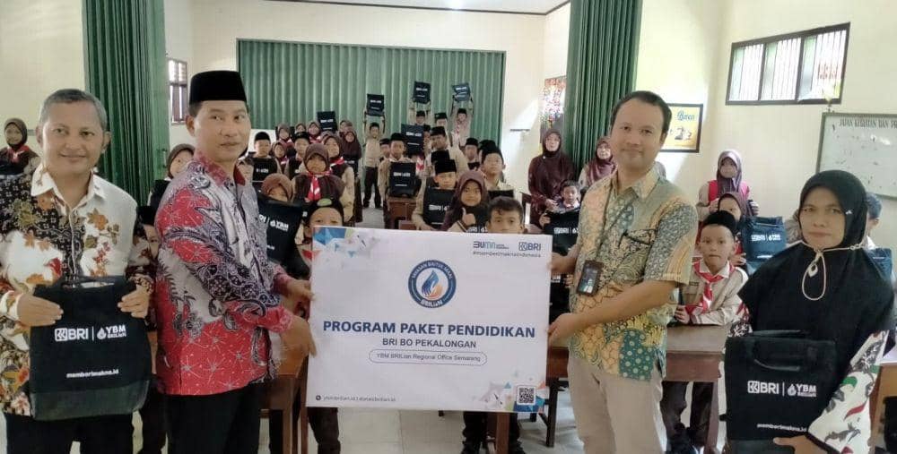 Pimpinan Cabang BRI Pekalongan, Purwanto menyerahkan bantuan paket pendidikan kepada  Yayasan Alamus Syaukah Kabupaten Pekalongan dan MI Salafiyah 1 Kauman Kota Pekalongan. (dok. BRI)