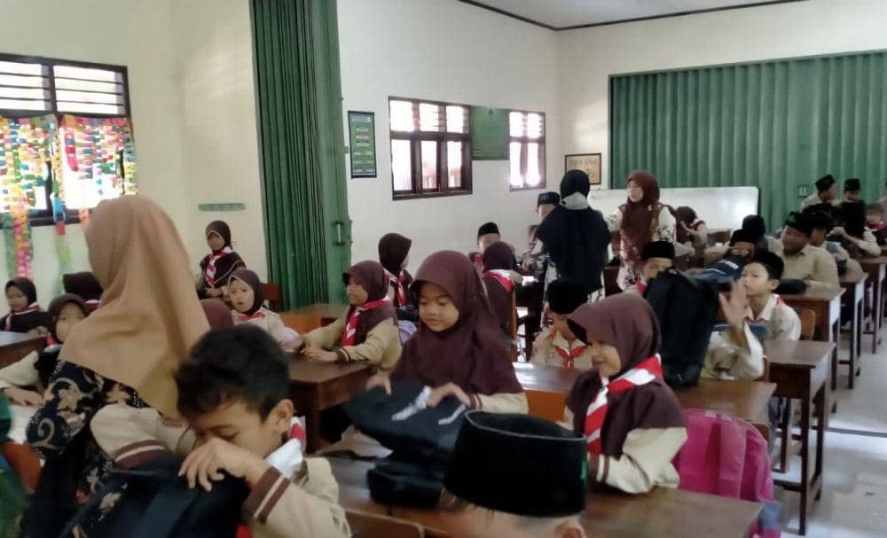 BRI Pekalongan bersama YBM BRILian menyerahkan bantuan paket pendidikan kepada  Yayasan Alamus Syaukah Kabupaten Pekalongan dan MI Salafiyah 1 Kauman Kota Pekalongan. (dok. BRI)