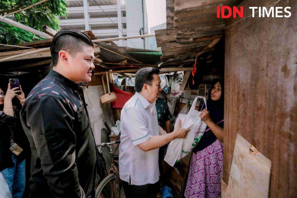 Presdir Adaro Energy Indonesia Garibaldi Thohir dan CEO IDN Media Winston Utomo bagikan paket sembako pada warga (IDN Times/Herka Yanis)
