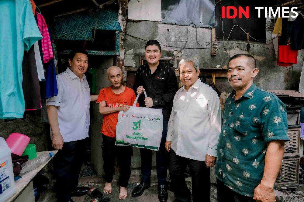 Presdir Adaro Energy Indonesia Garibaldi Thohir, CEO IDN Media Winston Utomo, dan Chief Marketing Rumah Zakat bagikan paket sembako pada warga (IDN Times/Herka Yanis)