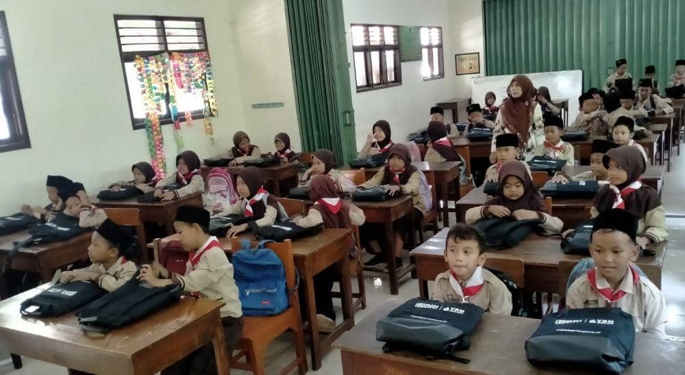 BRI Pekalongan Bantu Siswa Kurang Mampu, Bagikan 100 Paket Pendidikan