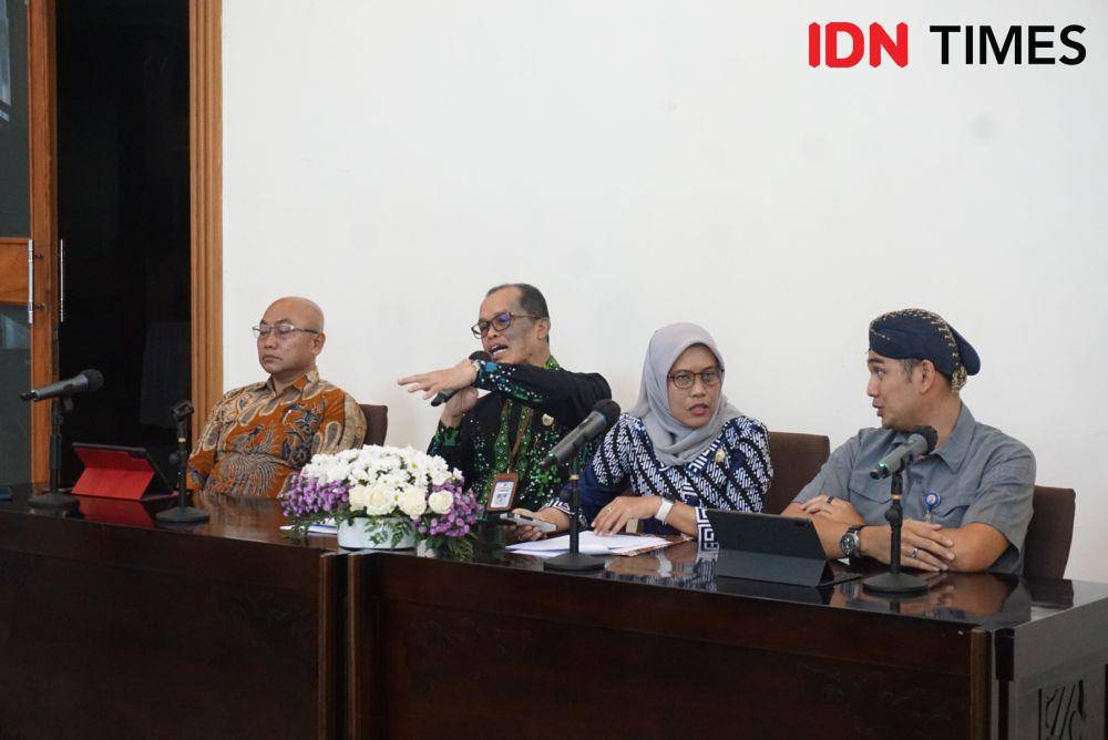 Jumpa pers Jogja Nyawiji ing Pesta Demokrasi, di Gedhong Paracimasana, Kompleks Kepatihan Yogyakarta, Jumat (27/10/2023). (IDN Times/Herlambang Jati Kusumo)