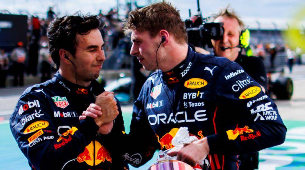 Sergio Perez (kiri) berjabat tangan dengan Max Verstappen (kanan). (twitter.com/redbullracing)