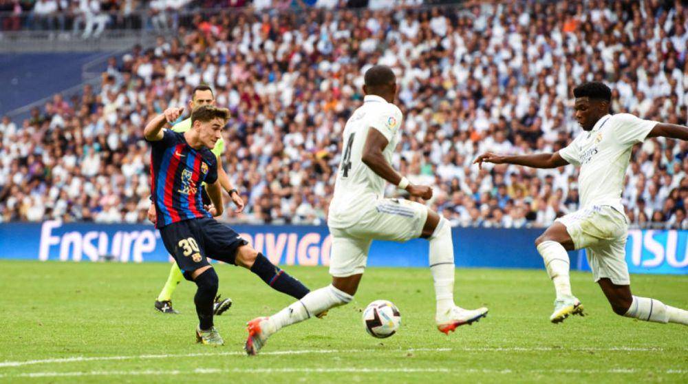 Pablo Gavi (nomor 30) saat melakukan tendangan. (fcbarcelona.dk)