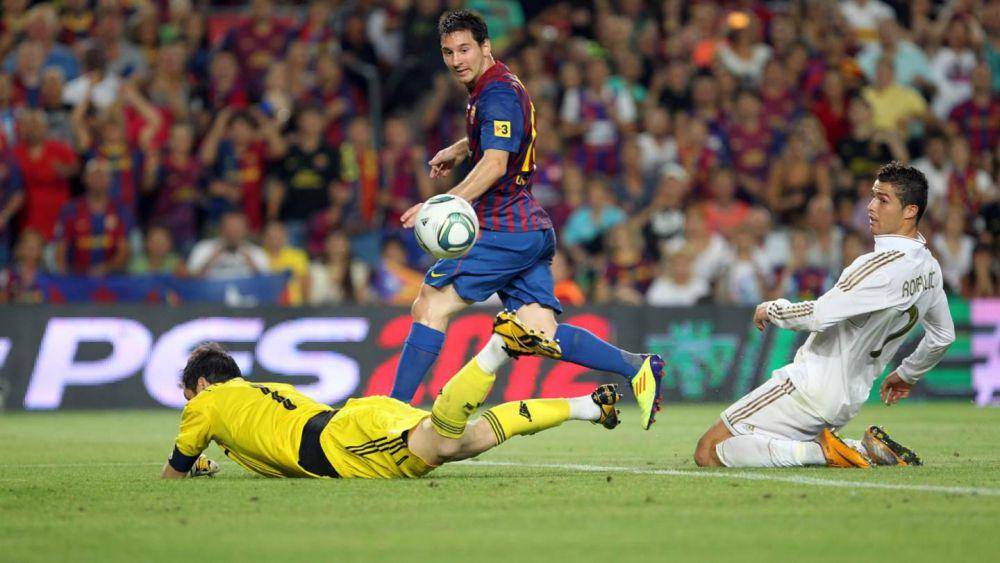 Lionel Messi saat mencetak gol ke gawang Iker Casillas (fcbarcelona.com)