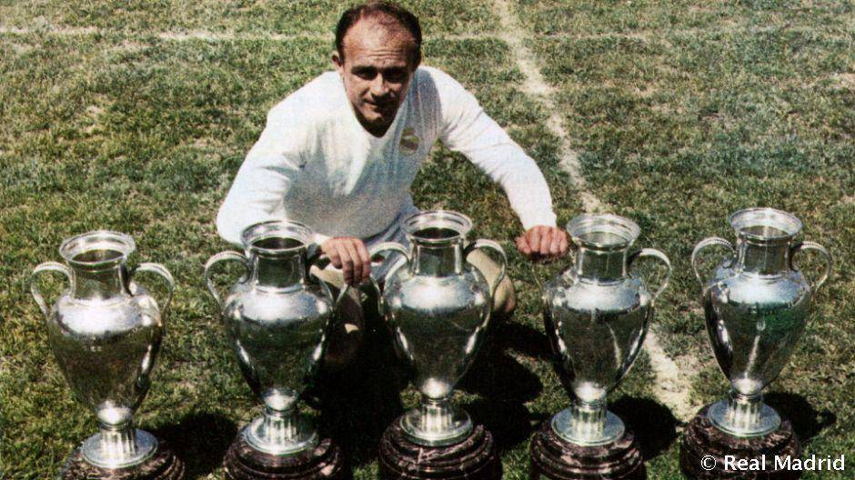 Alfredo Di Stefano berfoto dengan koleksi lima Piala Champions Eropa. (realmadrid.com)