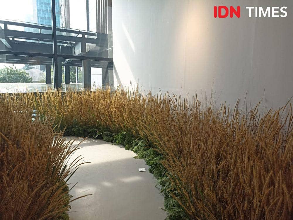 Alchemist Spectrum, pameran instalasi seni multisensori di ASHTA District 8, SCBD, Jakarta. 26 Oktober 2023. (IDN Times/M. Tarmizi Murdianto)