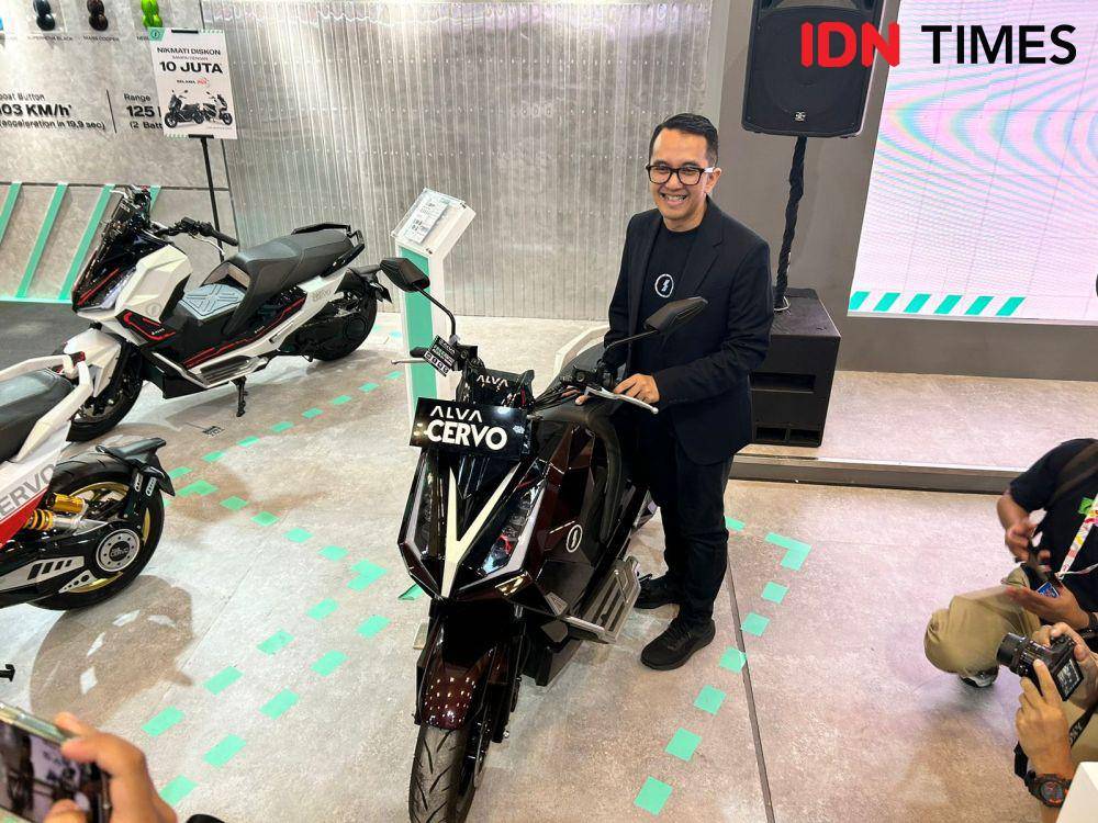 Alva juga bagikan tanaman lidah mertua bagi pengunjung IMOS+ (IDN Times/Fadhliansyah)