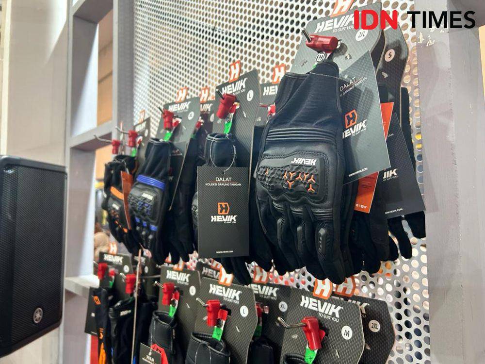 GIVI juga memperkenalkan merek sarung tangan riding Hevik (IDN Times/Fadhliansyah)
