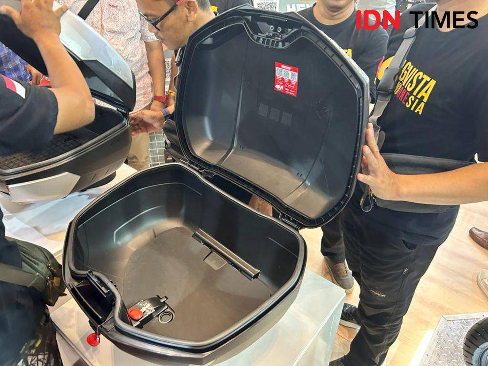 Kapasitasnya yang besar dapat menyimpan 2 helm (IDN Times/Fadhliansyah)