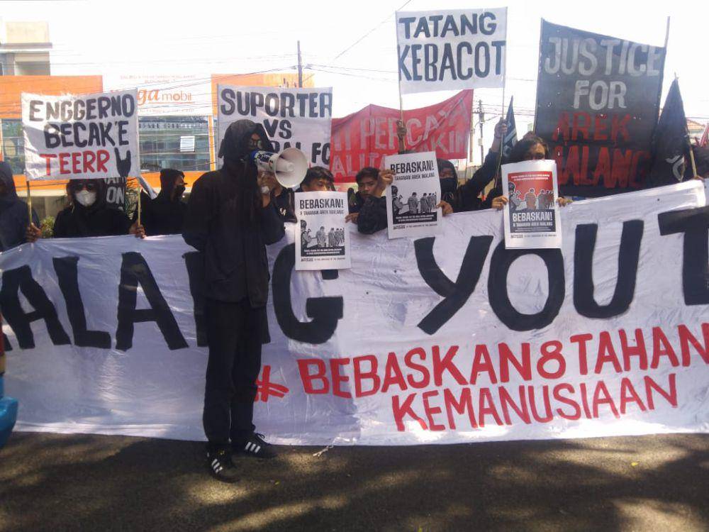 Arek Malang saat menuntut pembebasan 8 terdakwa pengerusakan Kantor Arema FC. (IDN Times/Rizal Adhi Pratama)