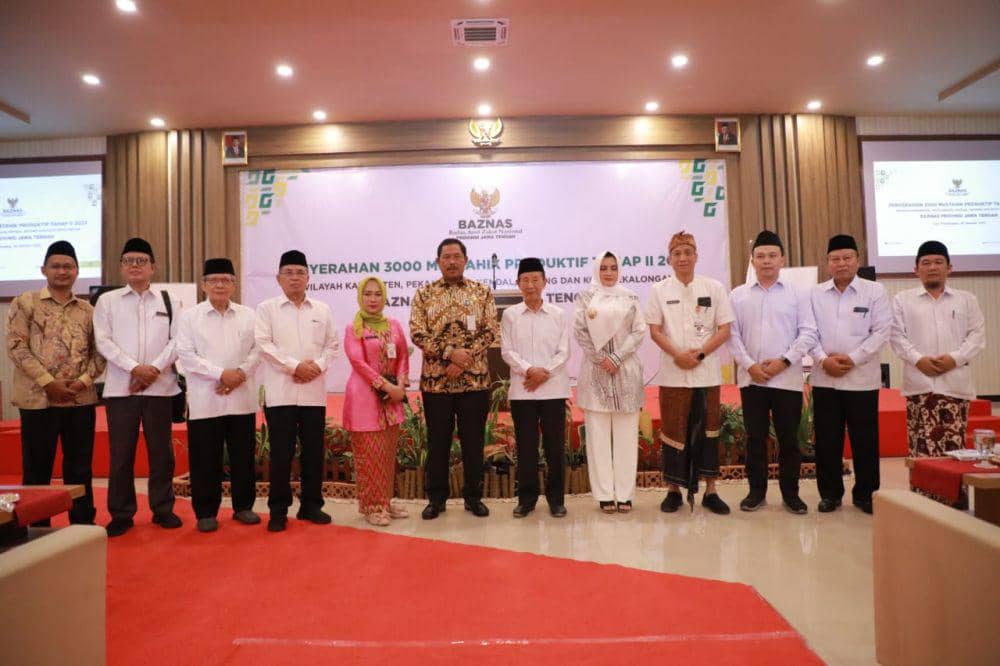 Perwakilan mustahik saat berfoto bersama Pj Gubernur Jateng Nana Sudjana dan Ketua Baznas Jateng KH Ahmad Daroji di Pekalongan. (IDN Times/Dok Humas Pemprov Jateng)