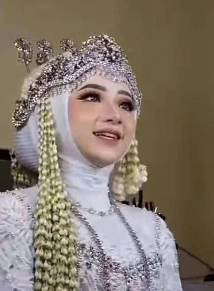 Yossi Anggraini, istri Ahmad Pule. (Instagram.com/iyyuuullll28)