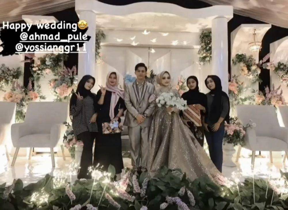 Pernikahan Ahmad Pule dan Yossi Anggraini. (Instagram.com/andinifadilah02)