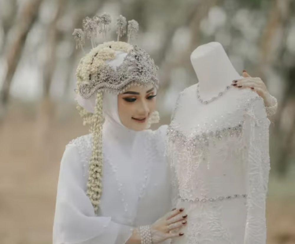 9 Makeup dan Busana Pengantin Yosi Anggraini, Menantu Mastur