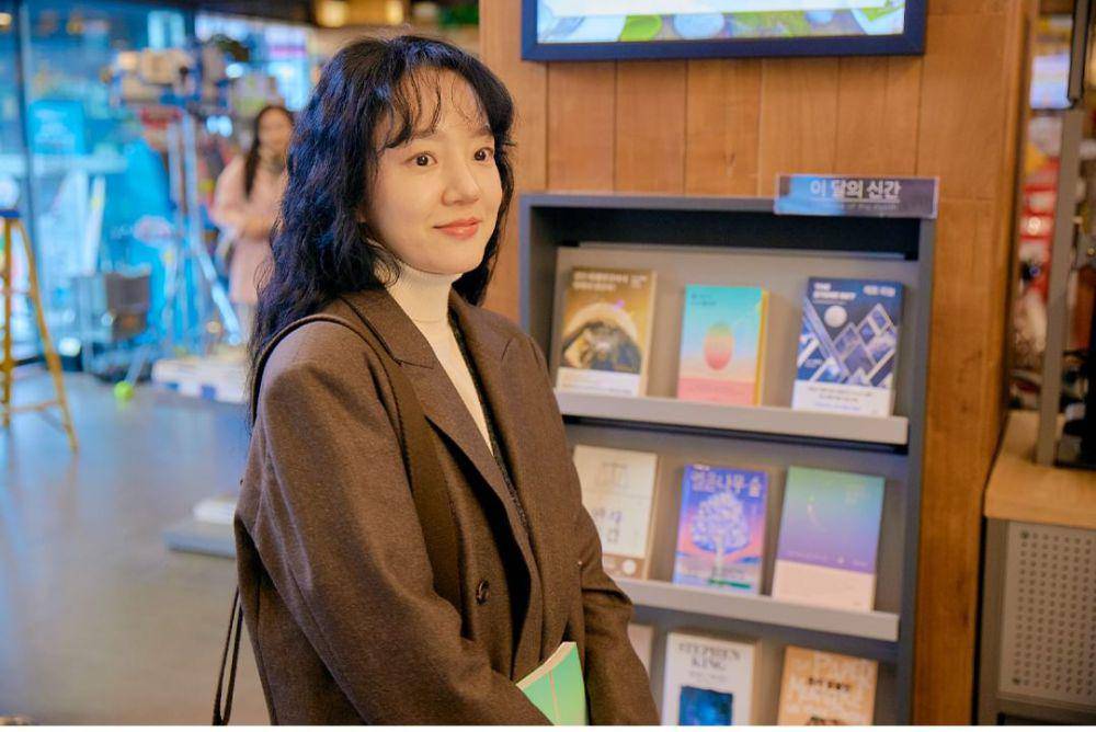 still cut film Single In Seoul (instagram.com/lotteent.movie)