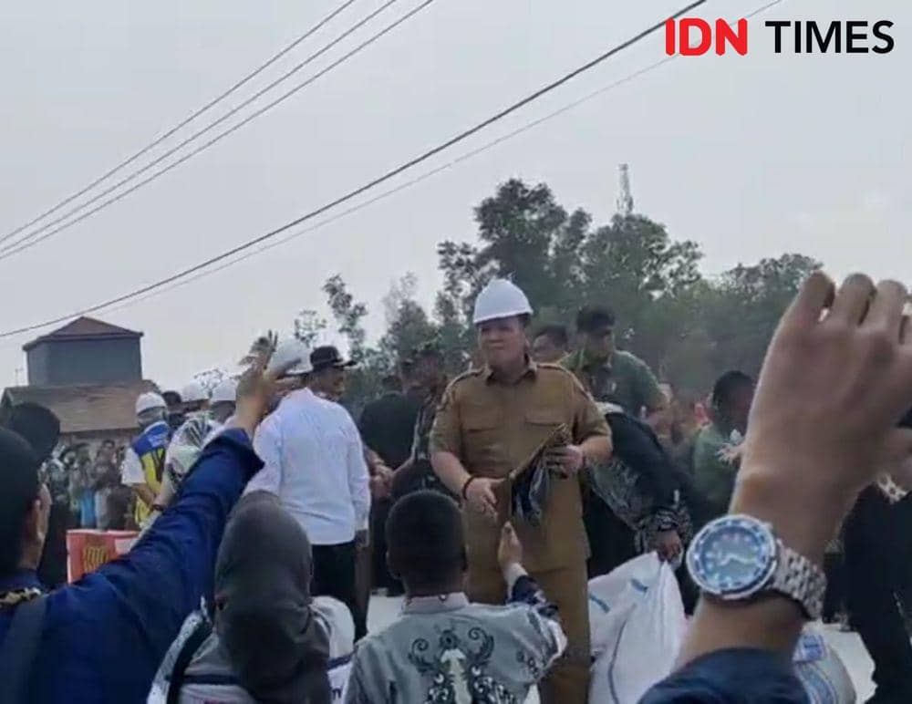 Kala Gubernur Sumringah Jokowi Cek Jalan di Lampung, Ikut Bagi Kaus