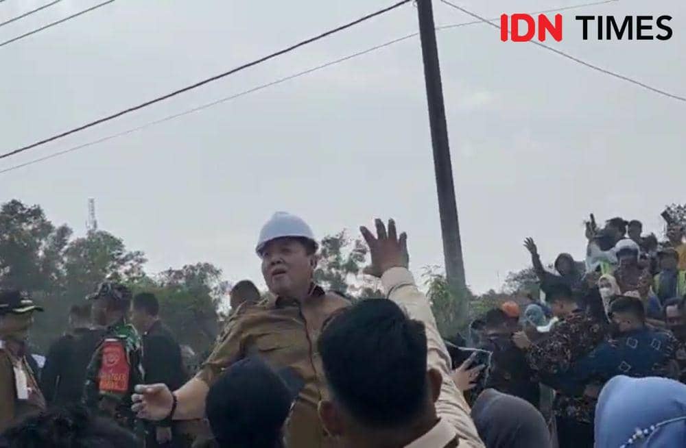 Momen Gubernur Lampung Arinal Djunaidi bagi-bagi kaus saat kunjungan Presiden Jokowi. (IDN Times/Tama Yudha Wiguna).