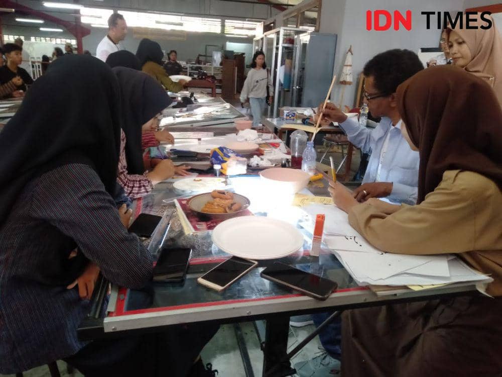 Relawan dari Qatar Museum mengajar di SMKN 1 ROTA Bayat, Kabupaten Klaten. (IDN Times/Daruwaskita)