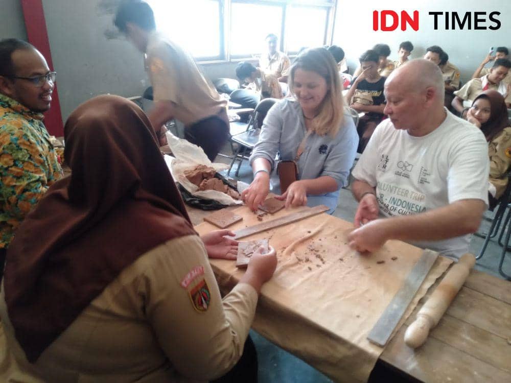 Relawan dari Qatar Museum mengajar di SMKN 1 ROTA Bayat, Kabupaten Klaten. (IDN Times/Daruwaskita)