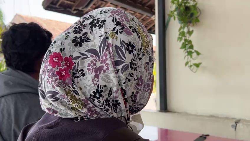 W (44) ibu korban pemerkosaan ayah, paman dan kakek saat datangi Unit PPA Polres Madiun/ IDN Times/ Istimewa