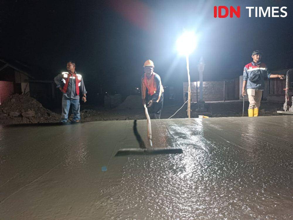 Pekerja perbaikan jalan di Desa Rama Nirwana, Seputih Raman. (IDN Times/Tama Yudha Wiguna).