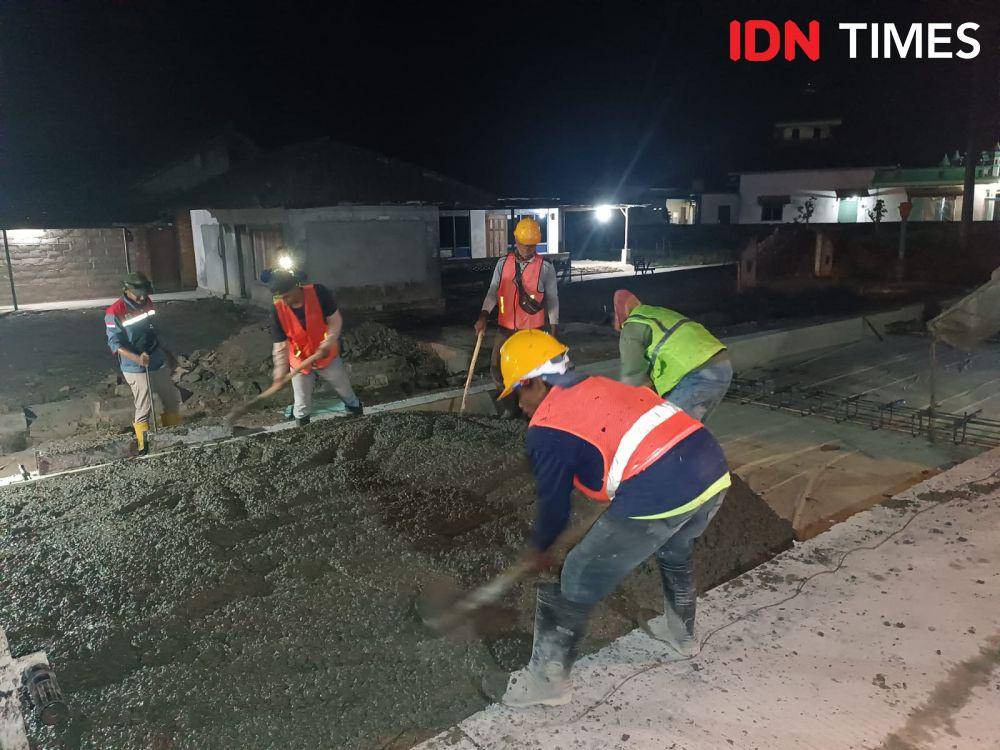 Pekerja perbaikan jalan di Desa Rama Nirwana, Seputih Raman. (IDN Times/Tama Yudha Wiguna).