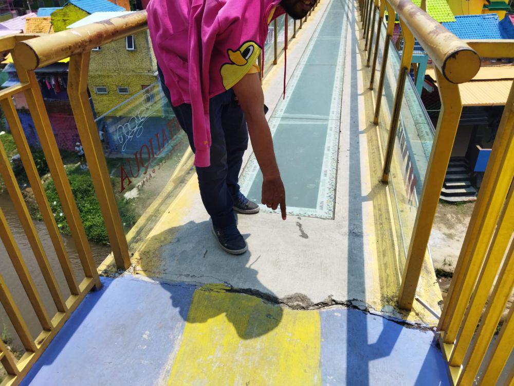 Ini Penyebab Jembatan Kaca Kampung Warna-Warni Retak