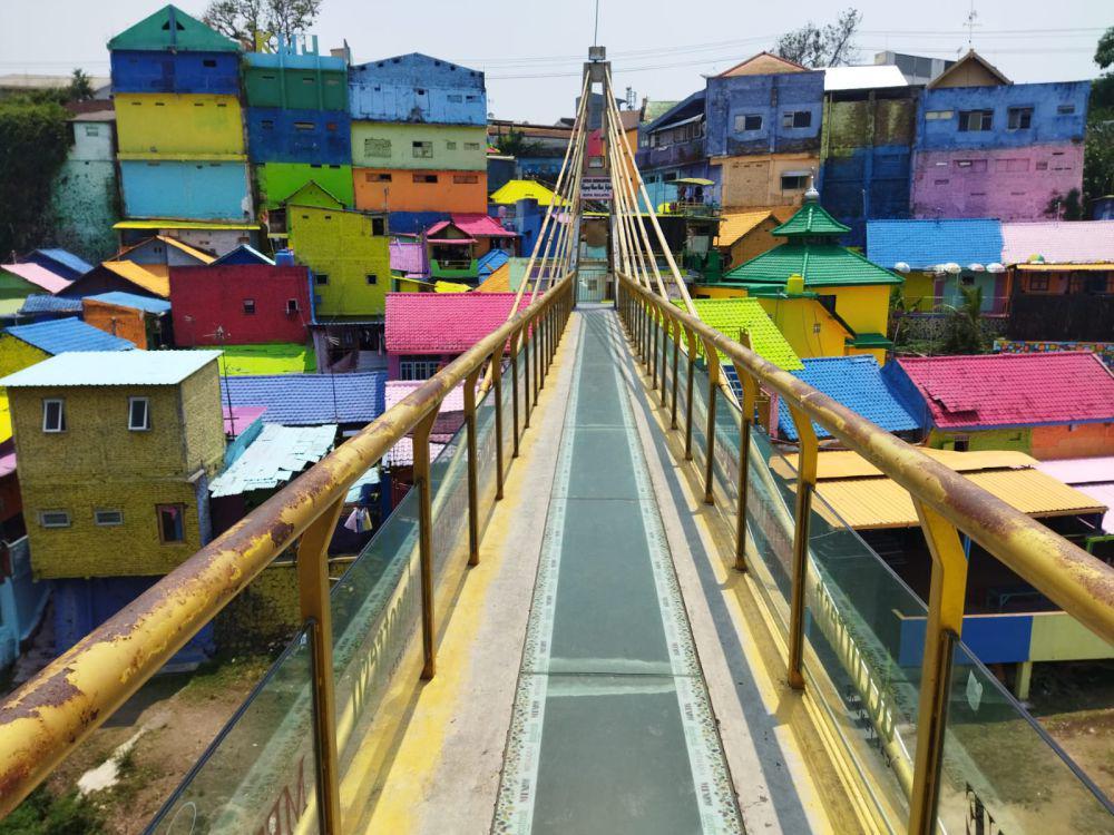 Jembatan Kaca Kampung Warna Warni Retak