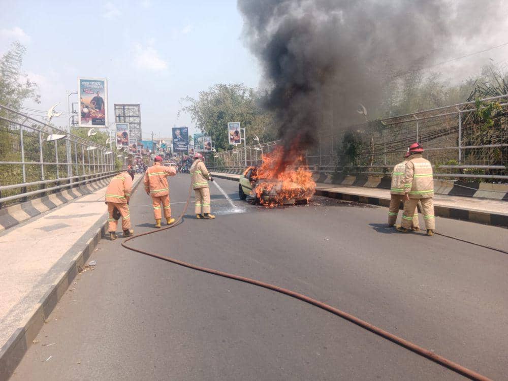 Mobil Terbakar di Tengah Jalan Malang Bikin Pengendara Kocar-kacir