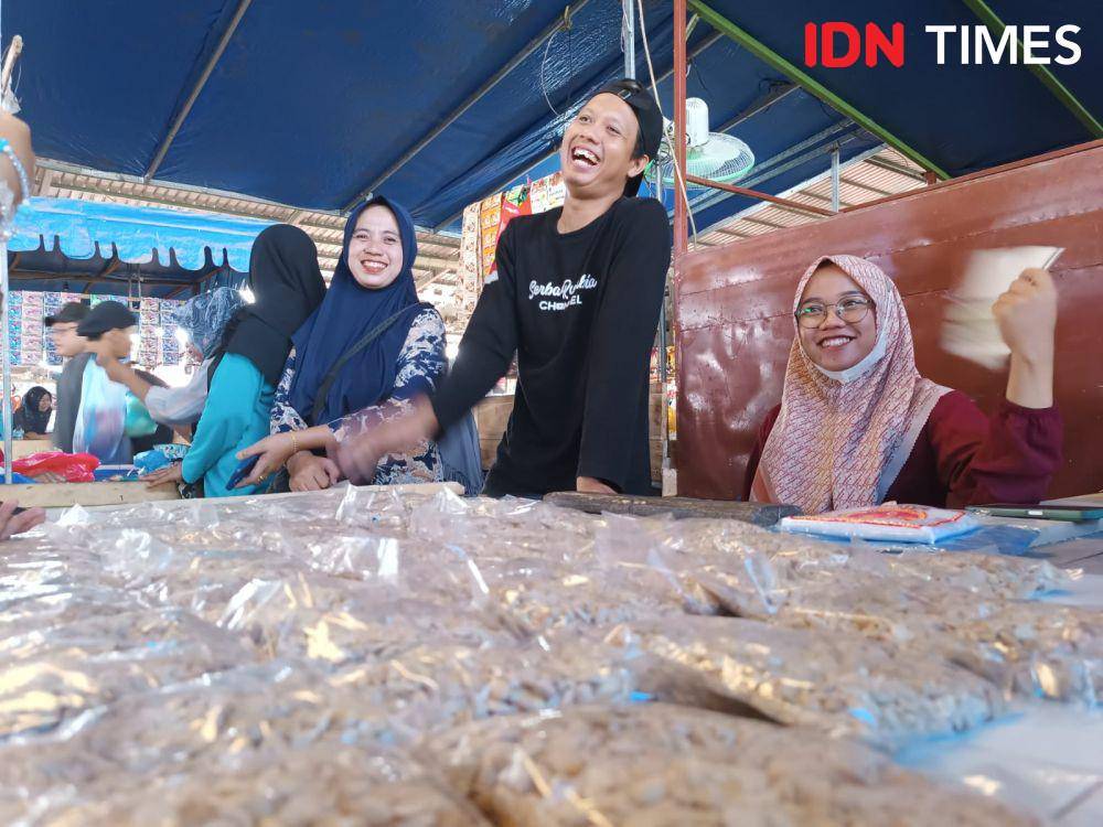 Saipul, pedagang tempe di Pasar Baru Rumbia, Lampung Tengah. (Jumat (27/10/2023). (IDN Times/Tama Yudha Wiguna)