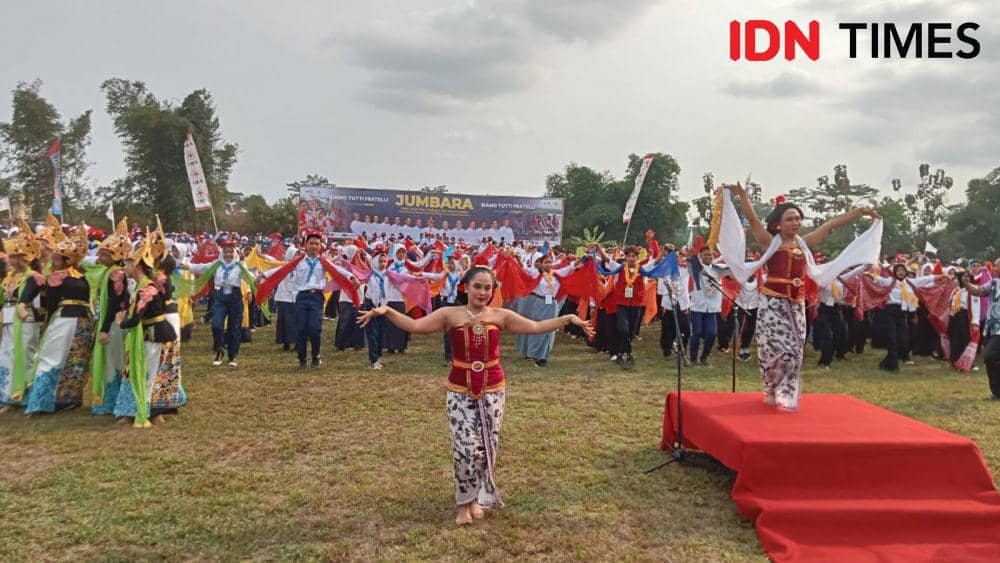 Tarian lengger yang merupakan kesenian khas Banyumas menjadi daya tarik bagi anggota PMR saat ikuti pembukaan Jumbara 2023 di Banyumas, Jumat (27/10/2023).(IDN Times/Sigit Oediarto).