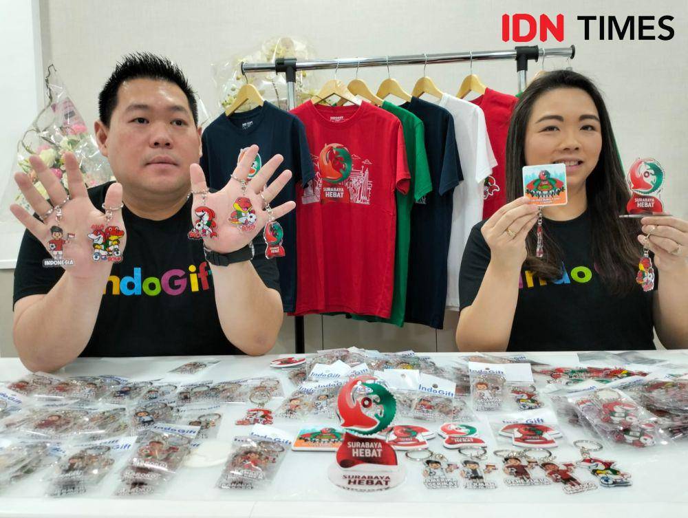 UMKM Surabaya memproduksi souvernir Piala Dunia khas Surabaya. (IDN Times/Khusnul Hasana).