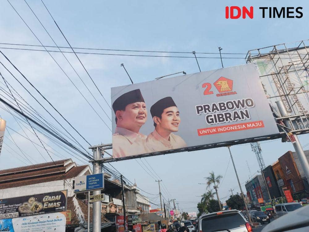 Penampakan baliho Prabowo-Gibran di Bandar Lampung. (IDN Times/Tama Yudha Wiguna).