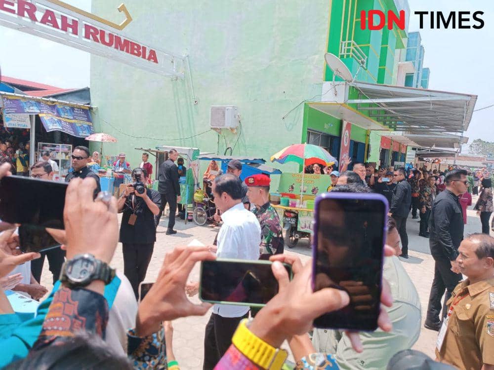 Nama Prabowo-Gibran Warnai Kunjungan Presiden Jokowi di Lampung Tengah