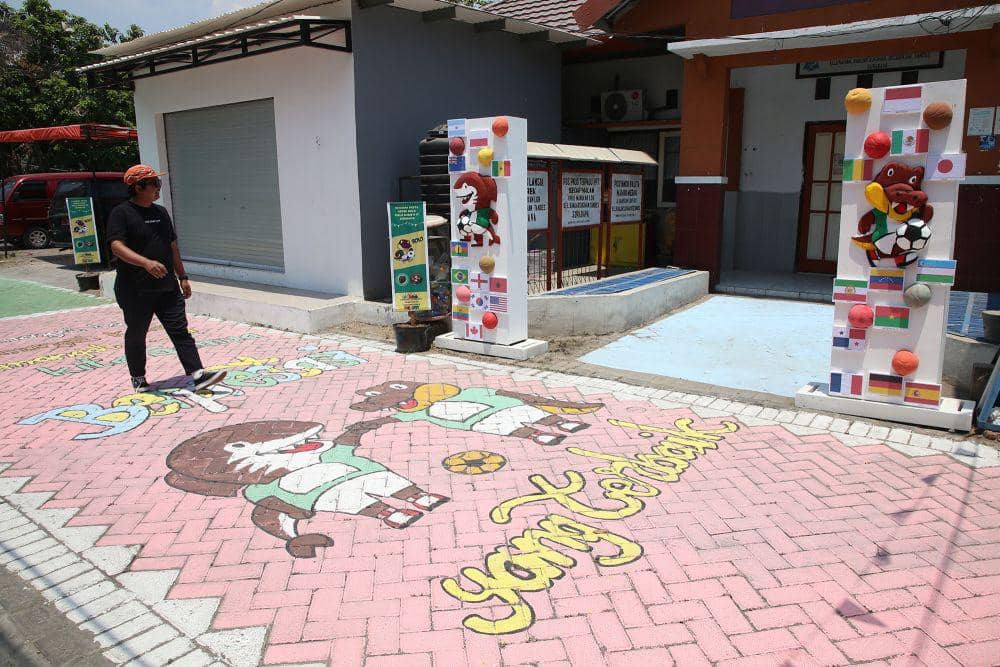 Kampung di Surabaya penuh hiasan ornamen Piala Dunia U-17. (Dok. Diskominfo Kota Surabaya)